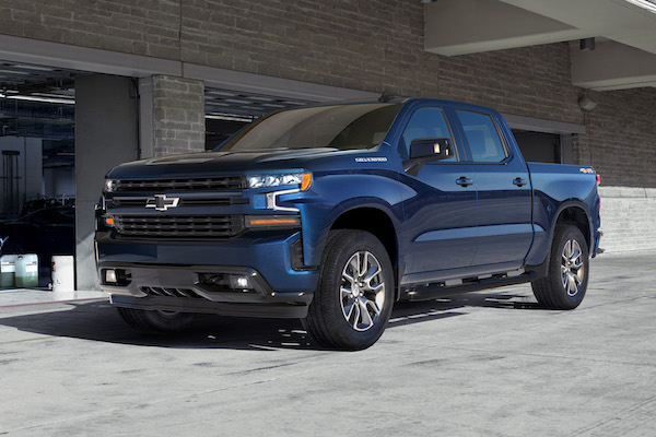 The all-new 2019 Silverado RST (new trim for 2019) brings a street-performance appearance to the LT, with body-color trim, full LED lighting (foglamps, headlamps and taillamps) and up to 22-inch wheels with all-season tires.