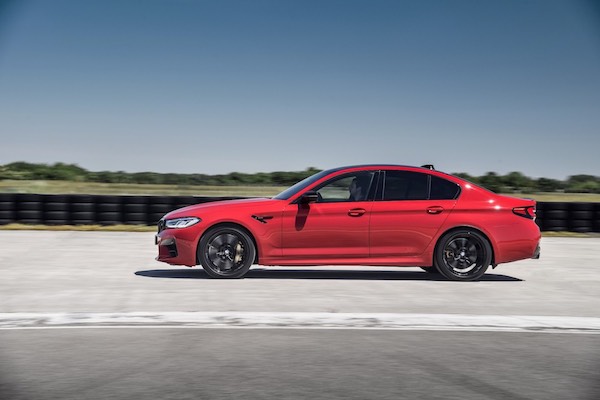 En equipos de seguridad estándar el M5 incluye ABS en las 4 ruedas, frenos antibloqueo con características avanzadas, control de tracción y estabilidad, airbags laterales, airbags delanteros de rodilla, apoyacabezas activos y BMW Assist. El control de crucero adaptado pasa de frenar a acelerar suavemente y mantiene su velocidad establecida en pendientes empinadas. La asistencia para mantenerse en el carril, ayuda a que el automóvil se mantenga centrado sin forzar el control del volante. Los frenos son suaves y la dirección es precisa y sensible. La transmisión proporciona cambios rápidos, lo que hace que el poderoso motor sea fácil de dominar.