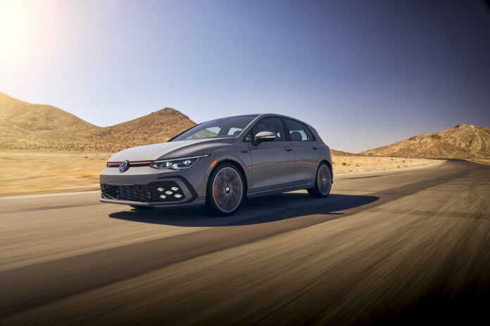 21VW04-GTI-Track-Action_0732