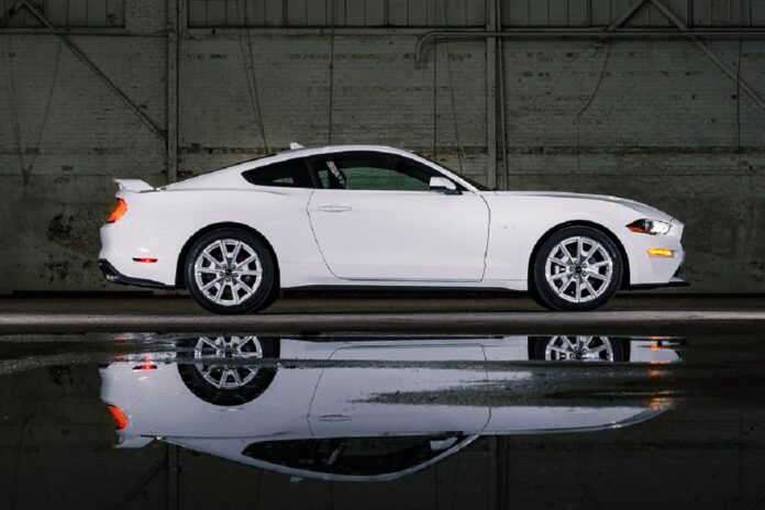 2022MustangCoupeIceWhiteAppearancePackage_01